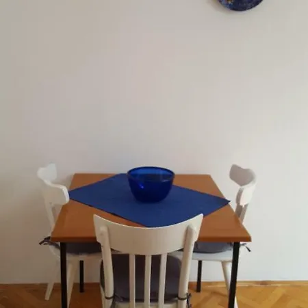 Apartment Central アパート *